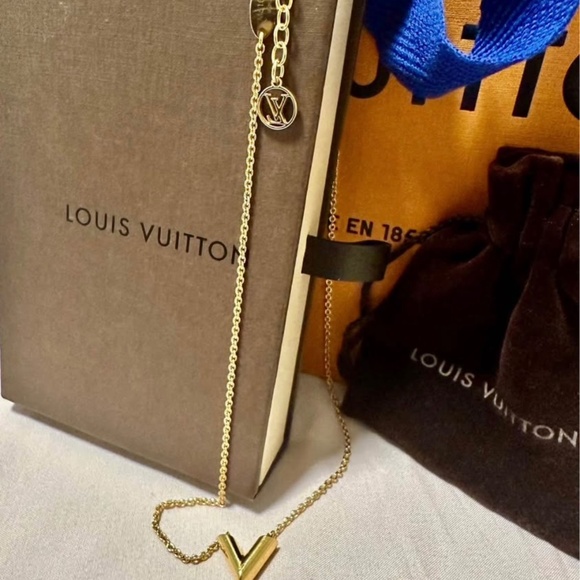 Louis Vuitton Essential V Necklace - Picture 4 of 4